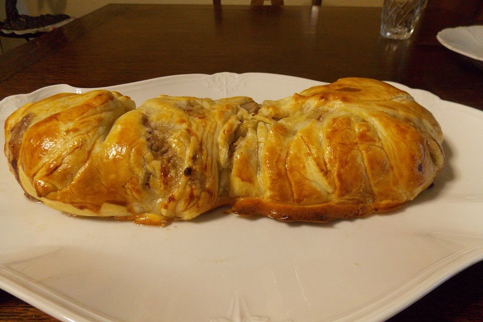 Blätterteigstrudel mit Schweinehackfleisch und Apfel-Zwiebel-Knoblauch-Füllung