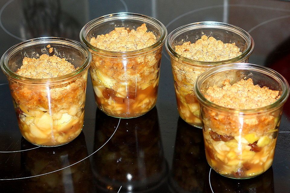 Apfel mit Mandelstreusel gebacken im Glas