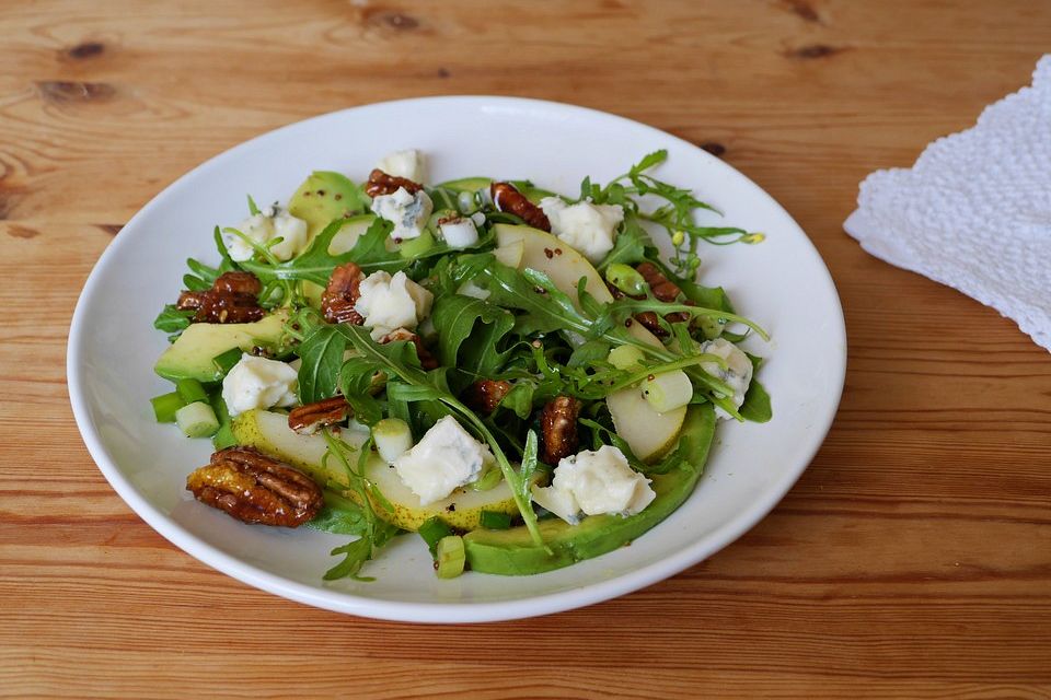 Rucola mit Avocado, Birne und Gorgonzola