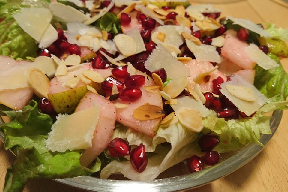 Granatapfelsalat mit Birne und Parmesan