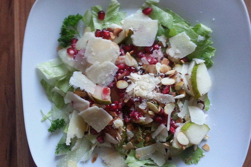 Granatapfelsalat mit Birne und Parmesan