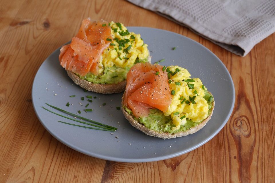 Rührei mit Räucherlachs auf Avocadocreme