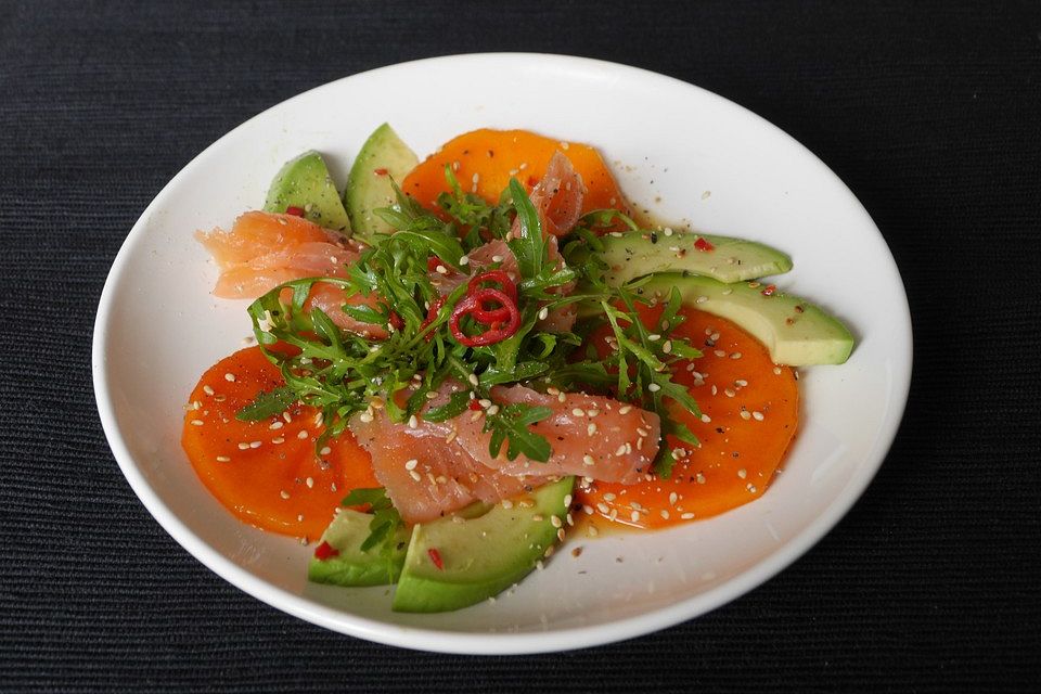 Avocado-Sharon-Rucola-Salat mit Räucherlachs und asiatischem Dressing