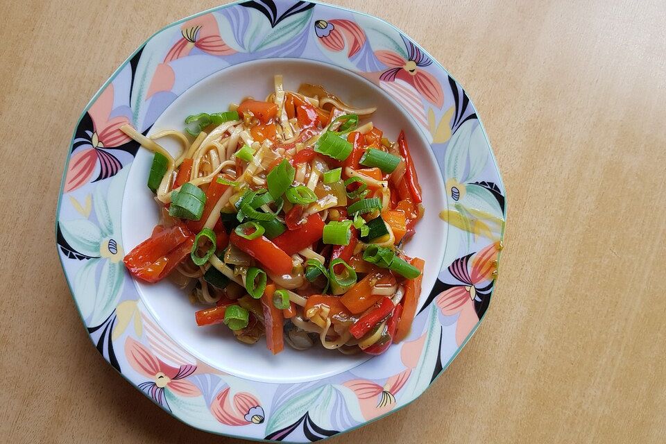 Udon-Nudeln mit 5-Gewürz-Sauce