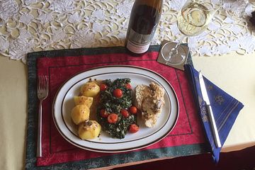 Putensteak An Mediterranem Spinat Mit Kartoffeln Und Weisswein Feta Sauce Von Zwillbruck Chefkoch 