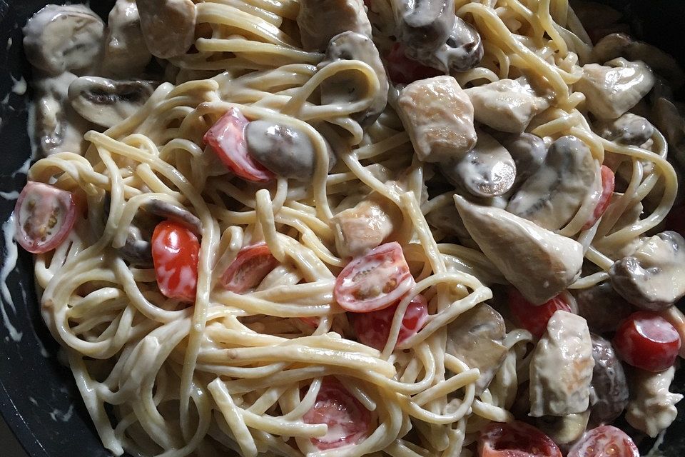 Linguine mit Hähnchen und cremiger Champignon-Rahmsauce