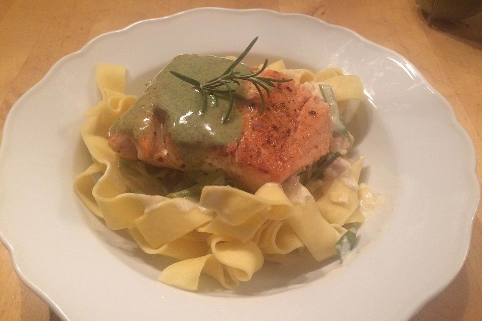 Gebratener Lachs mit Zitronen-Minz-Pesto auf Bandnudeln mit Weißweinsauce