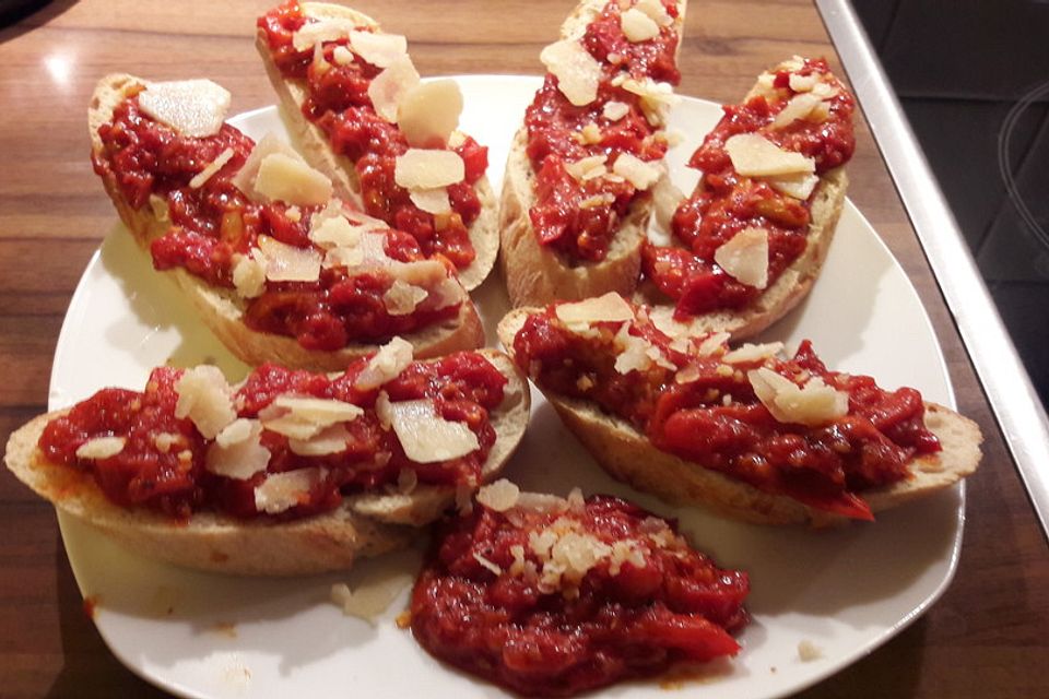 ToPaScha MiZwiuKno - Tomate-Paprika-Schafskäsepfanne mit Zwiebeln und Knoblauch auf Ciabatta