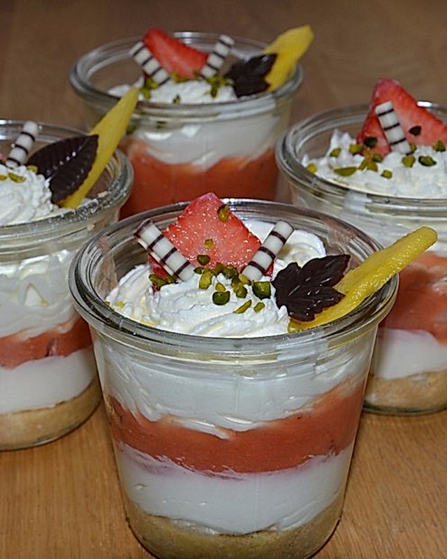 Mascarpone-Joghurt Creme mit Erdbeer-Mango Mus