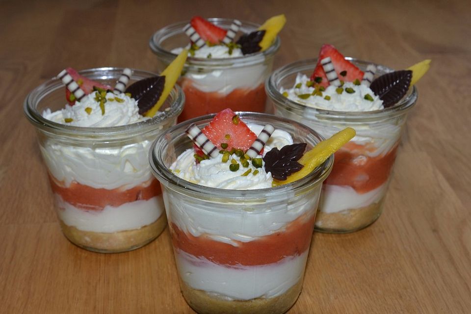 Mascarpone-Joghurt Creme mit Erdbeer-Mango Mus