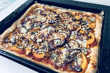 Vegetarische Kurbis Pizza Mit Pinienkernen Und Gorgonzola Von Kathy2602 Chefkoch