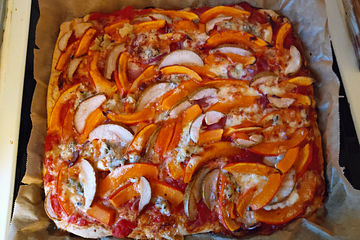 Vegetarische Kürbis Pizza mit Pinienkernen und Gorgonzola