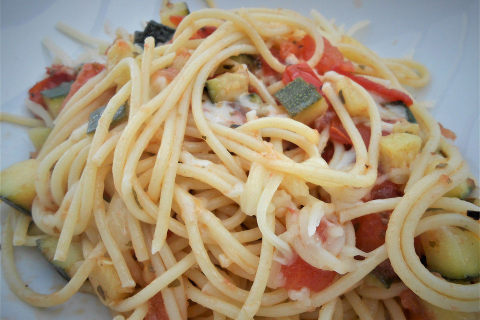 Spaghetti mit Zucchini-Tomaten-Sauce