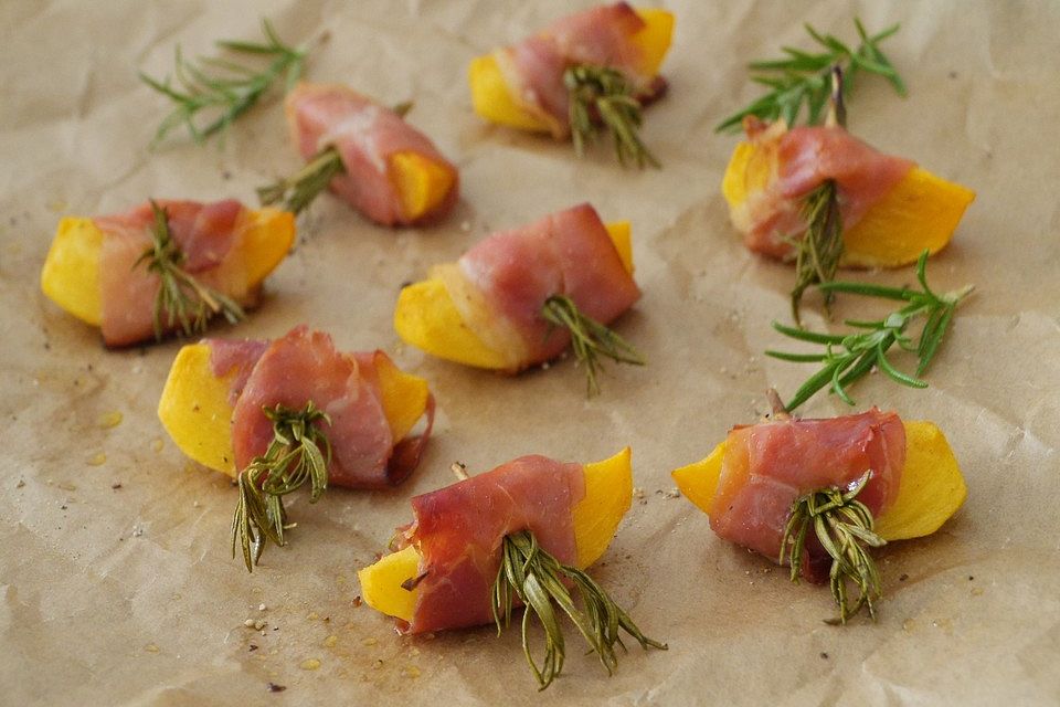 Sharonfrucht-Spalten in Prosciutto aus dem Backofen