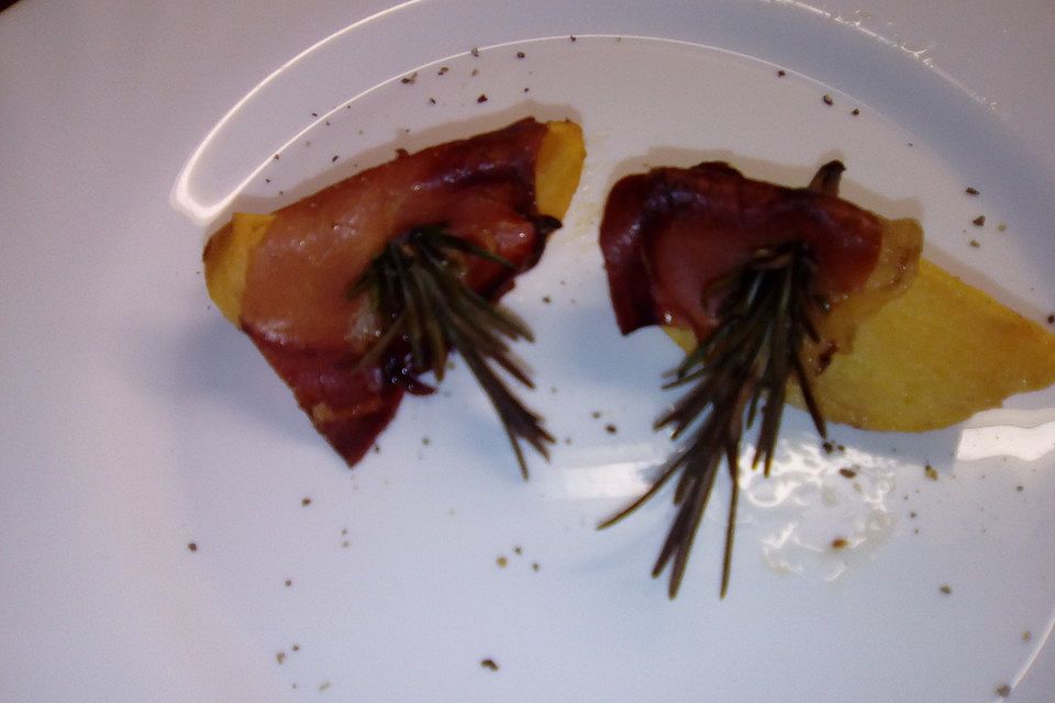 Sharonfrucht-Spalten in Prosciutto aus dem Backofen