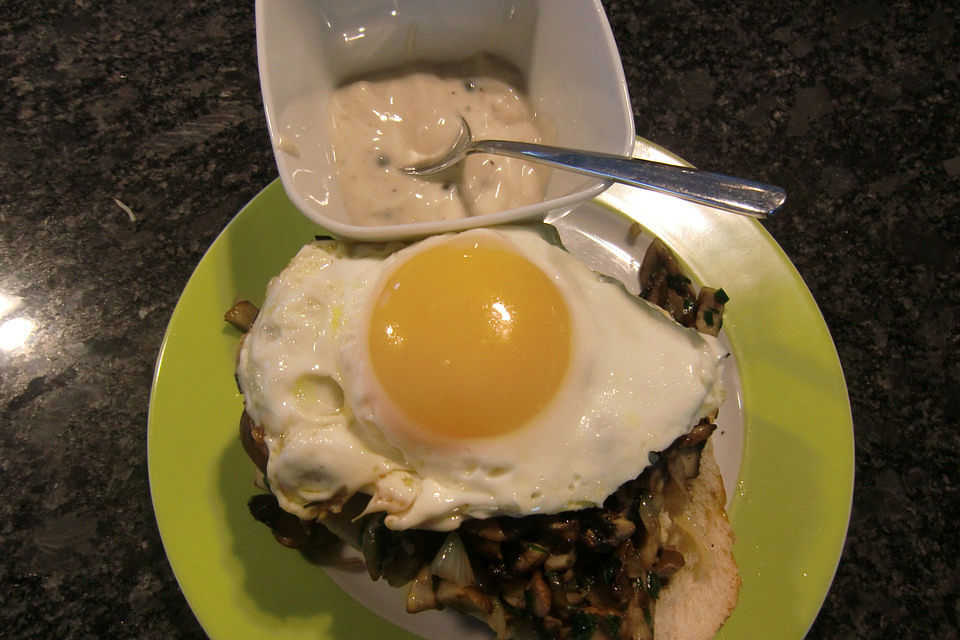 Champignon-Spiegelei-Brötchen mit Aioli-Creme