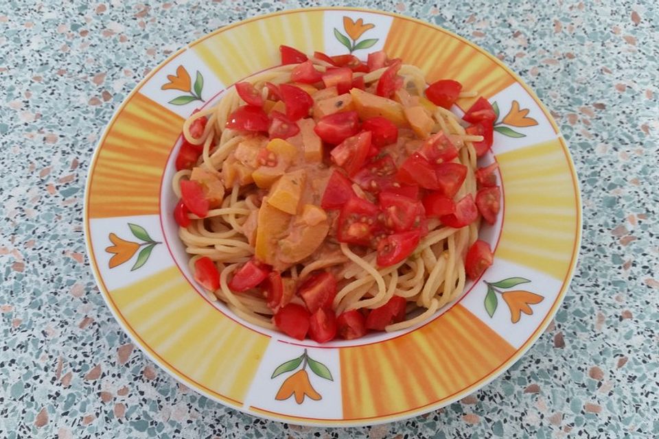 Nudeln in leichter Tomatensauce mit Gemüse