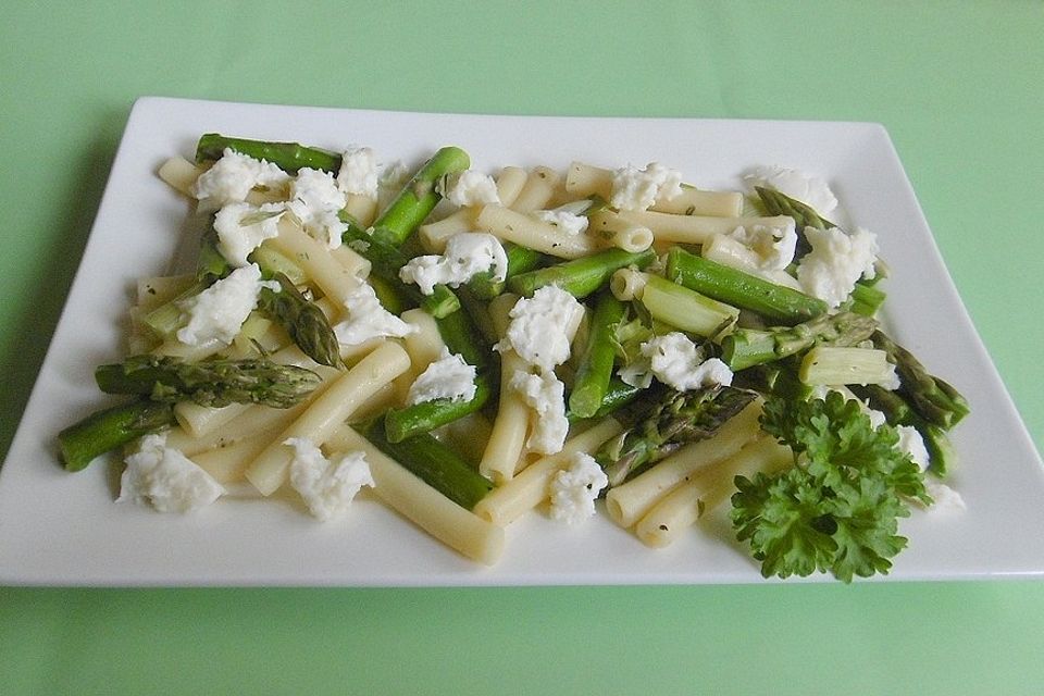 Gabelspaghetti mit grünem Spargel