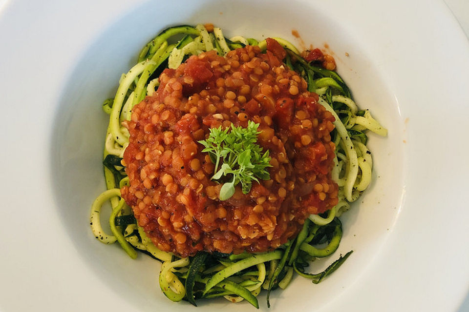 Linsenbolognese mit Zucchininudeln