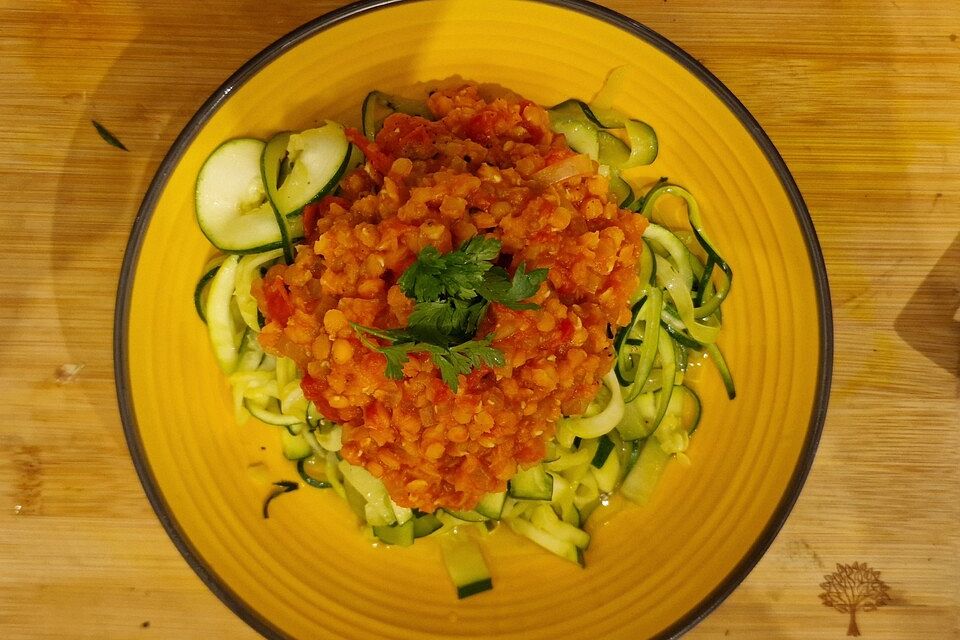 Linsenbolognese mit Zucchininudeln