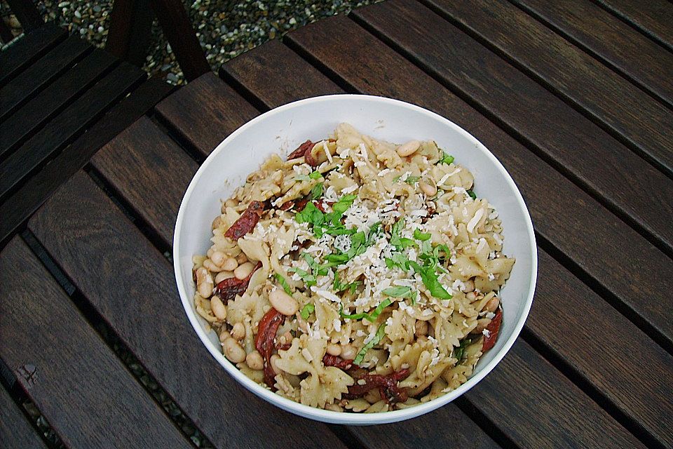 Nudelsalat mit getrockneten Tomaten, Basilikum und weißen Bohnen