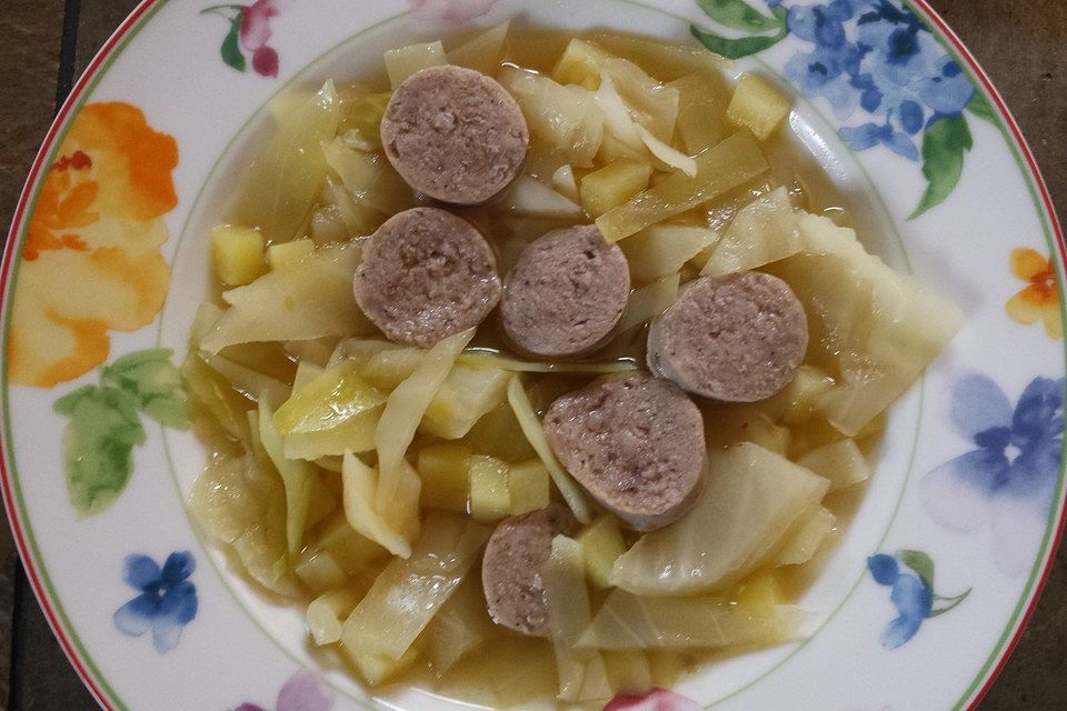 Weißkohleintopf mit frischer Bratwurst