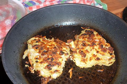Kartoffelpuffer mit Zwiebeln und Speck