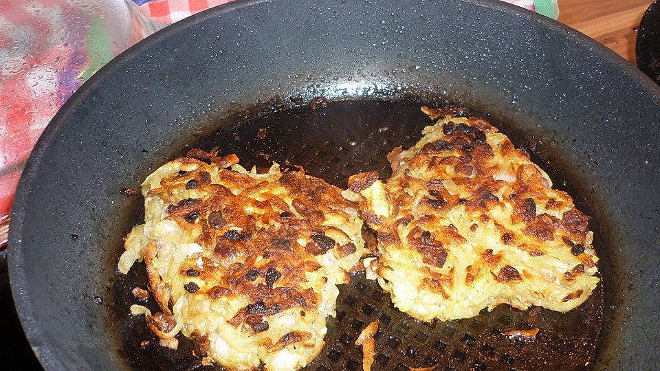Kartoffelpuffer mit Speck und Zwiebeln à la Opa Franz von 1qwertz| Chefkoch