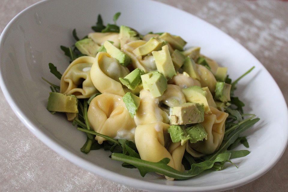 Tortellini mit Rucola, Gorgonzola und Avocado