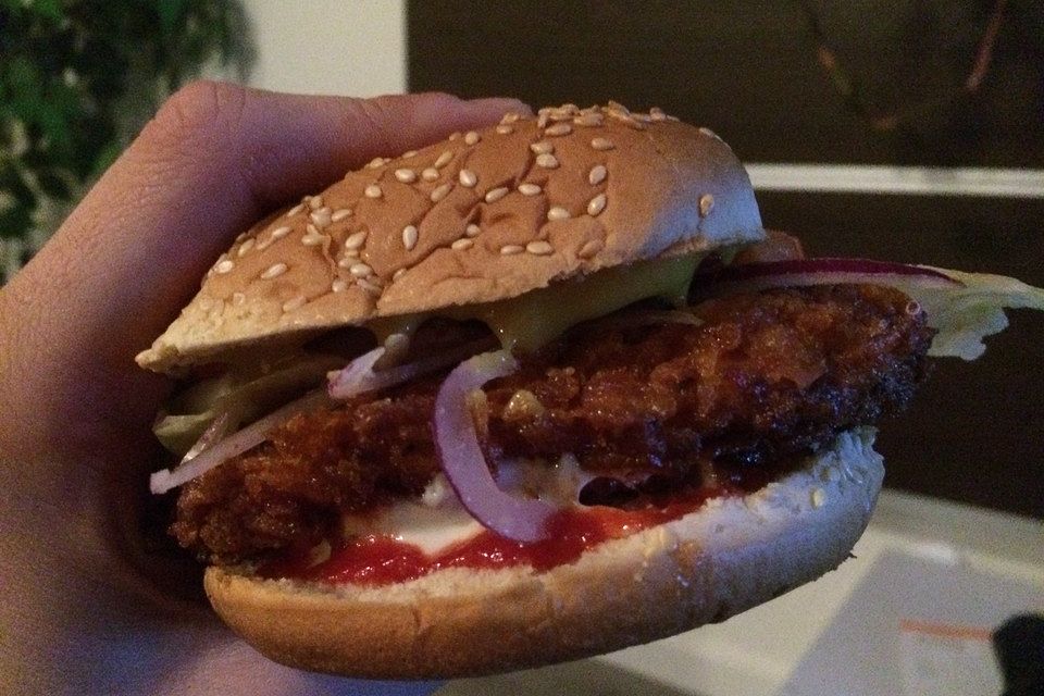 Nikkis Crispy-Chicken-Cheeseburger mit Honig-Senf-Sauce