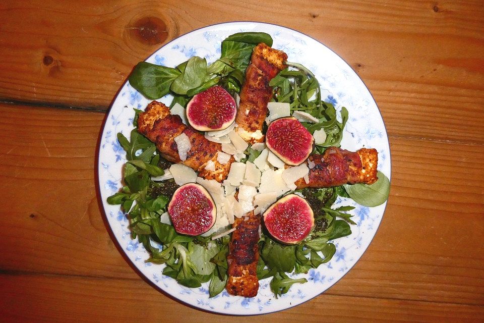 Schafskäse im Speckmantel mit Feldsalat und Feigen