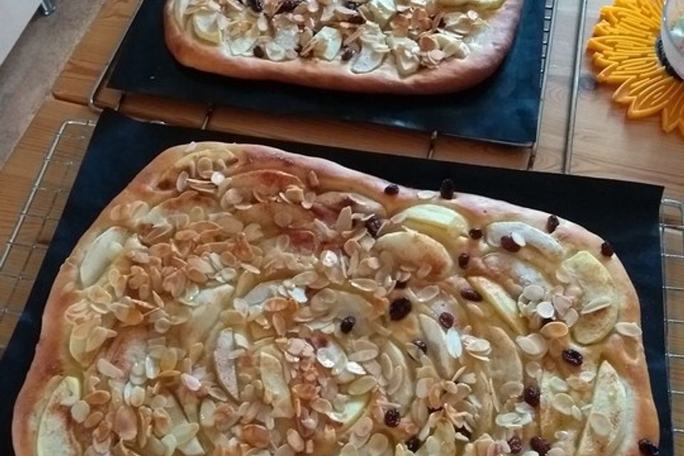 Apfel-Hefekuchen mit Kokos und Mohn