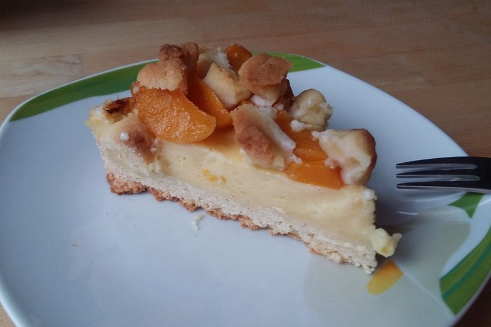 Streusel-Kuchen mit Pudding und Pfirsichen