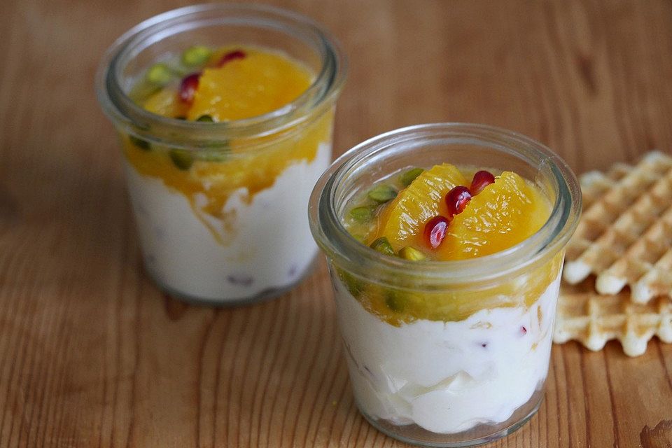 Joghurt-Mascarpone-Crème mit Orange und Granatapfel