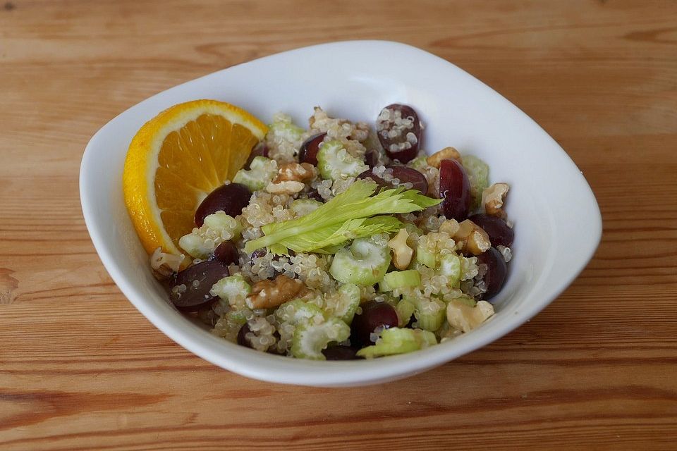 Quinoa-Salat mit Trauben und Staudensellerie