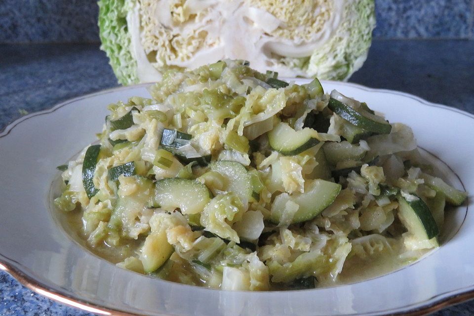 Wirsing-Zucchini-Pfanne mit Kokosmilch