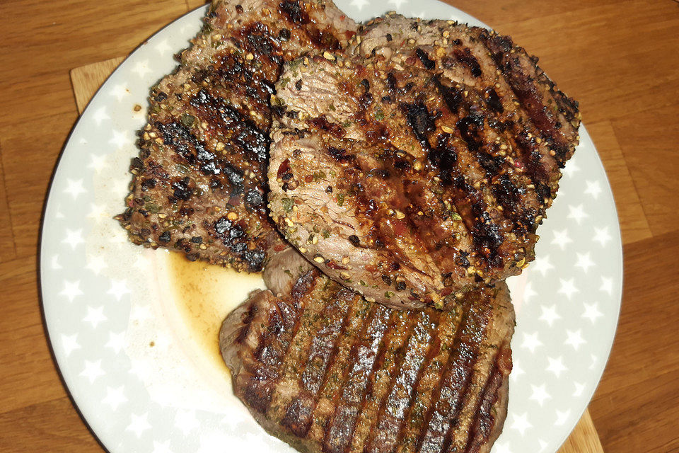 Rinderfilet in Pfefferkruste mit Soße