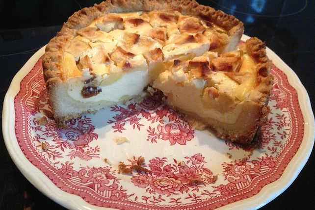 Käsekuchen mit Calvadosäpfeln und Sultaninen von Betzedackel| Chefkoch