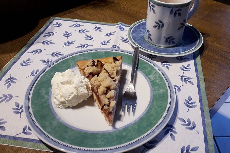 Dinkel-Pflaumenkuchen mit Streuseln