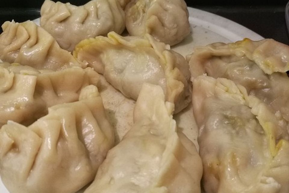 Chinesische Dumplings mit Spitzkohl und Pilzen