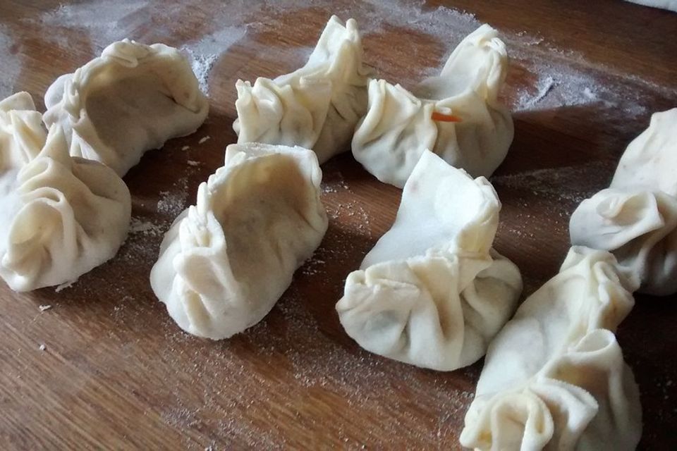 Chinesische Dumplings mit Spitzkohl und Pilzen