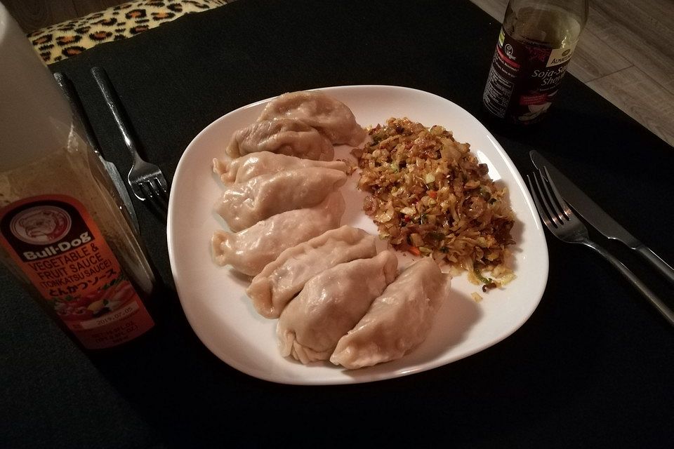 Chinesische Dumplings mit Spitzkohl und Pilzen