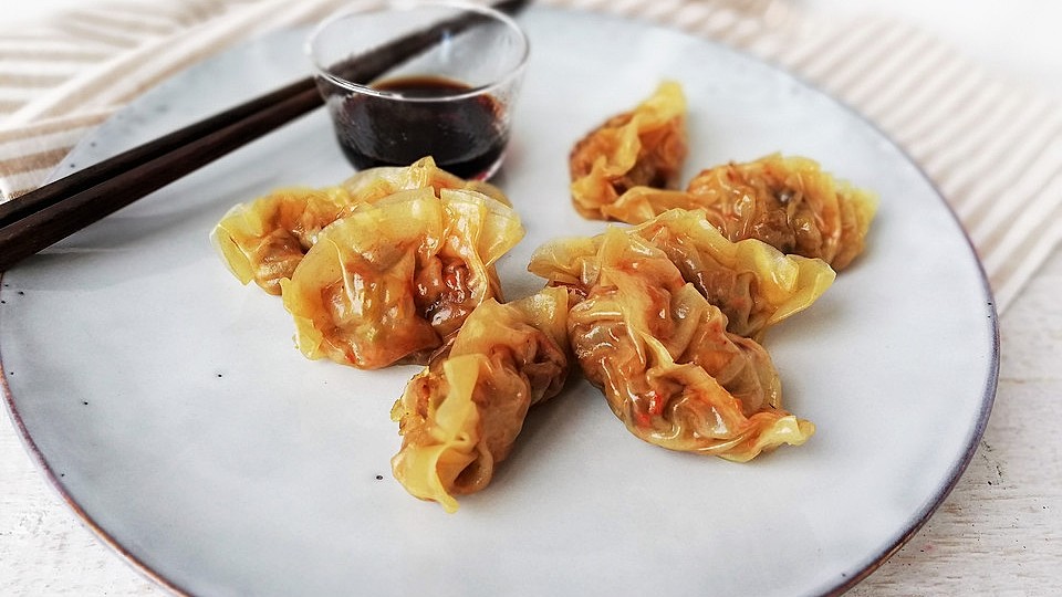 Chinesische-Dumplings-mit-Spitzkohl-und-Pilzen