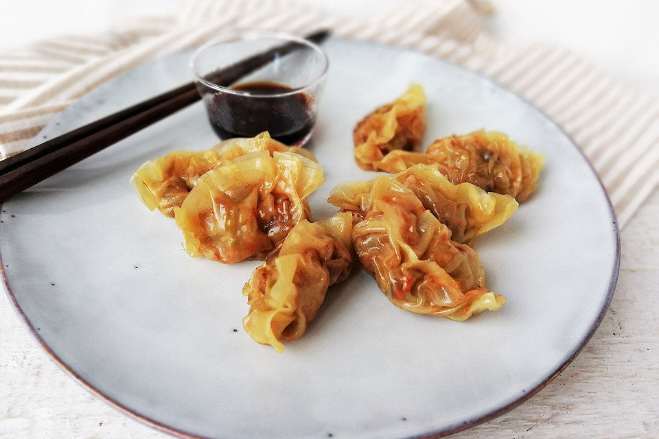 Chinesische Dumplings mit Spitzkohl und Pilzen