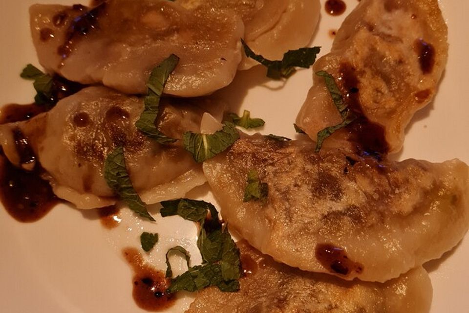 Chinesische Dumplings mit Spitzkohl und Pilzen