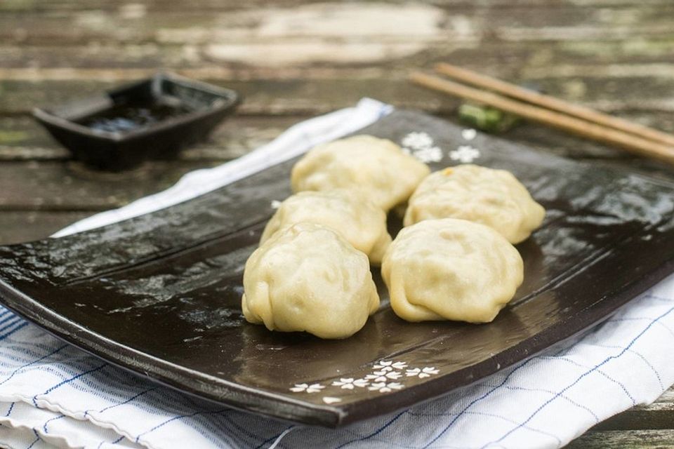 Chinesische Dumplings mit Spitzkohl und Pilzen