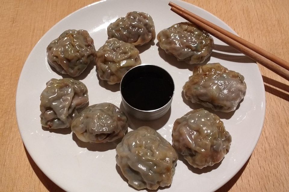 Chinesische Dumplings mit Spitzkohl und Pilzen