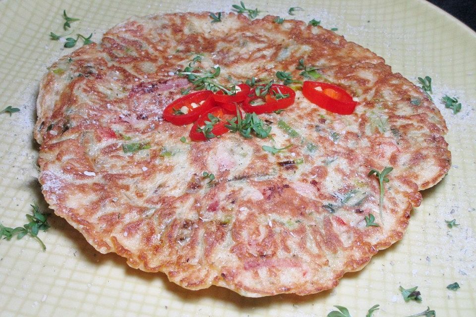 Lauch-Zwiebel-Pfannkuchen mit Wurst