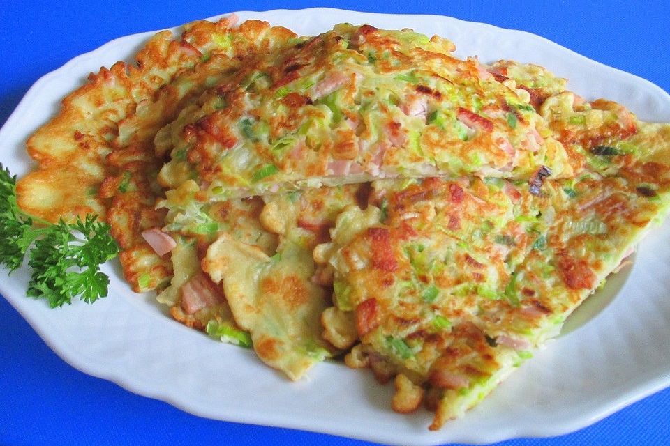 Lauch-Zwiebel-Pfannkuchen mit Wurst