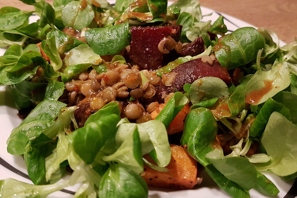 Gebackene Süßkartoffeln und Rote Bete mit Linsen auf Feldsalat